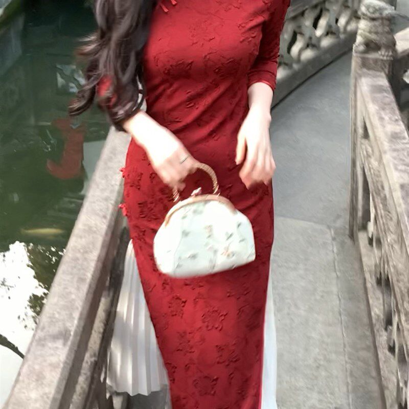 她来了复古馆暗花纹酒红色年会结婚过年旗袍中国风气质修身连衣裙