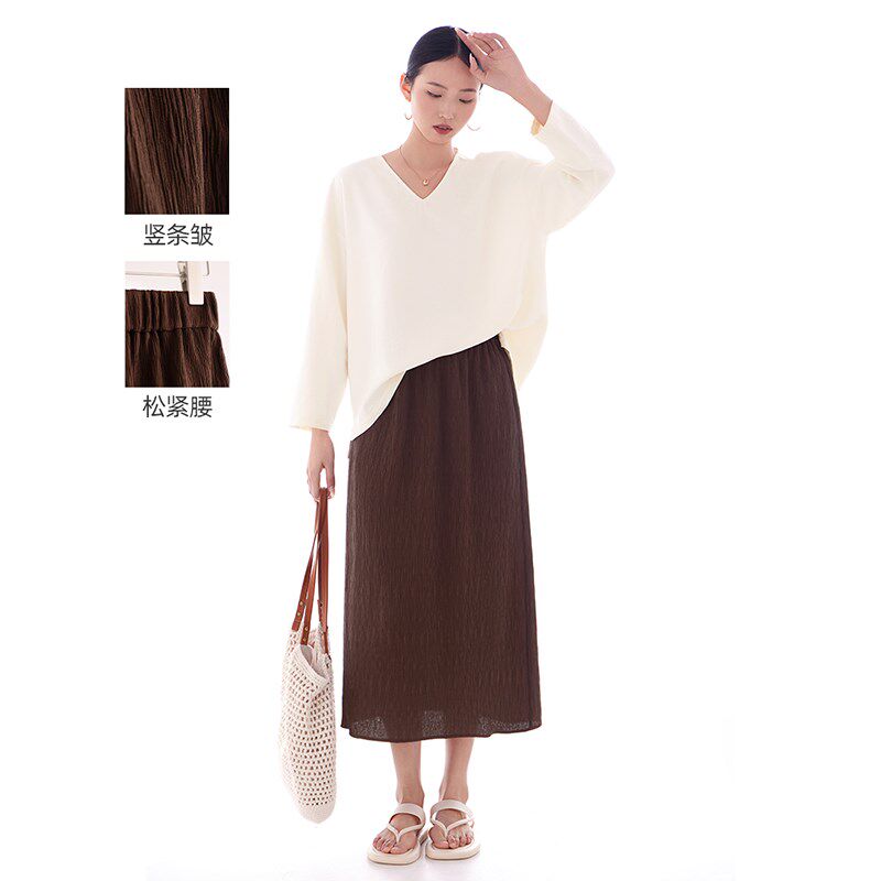 半身裙竖条皱松紧腰直筒简约气质独特2025春夏新款后开叉女装棕红