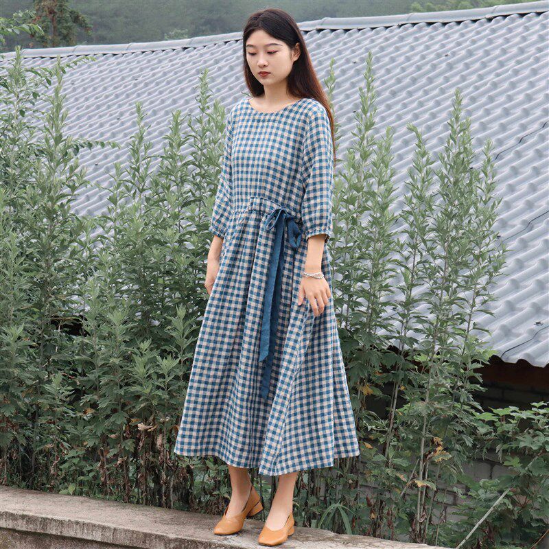 似壹自制 棉麻连衣裙女 2024春夏新款大码宽松圆领蓝白格子中长裙
