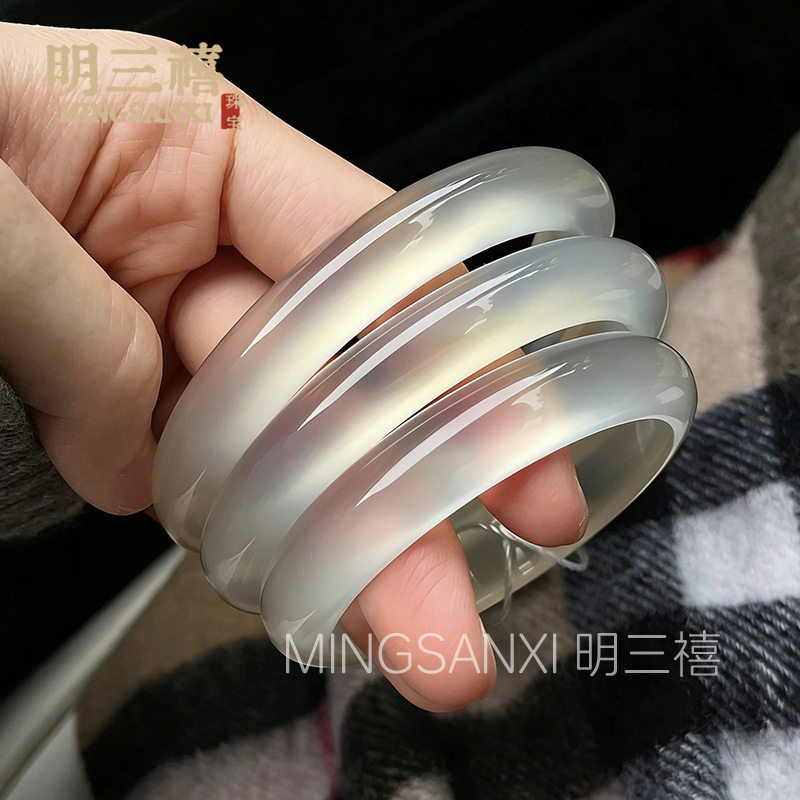 爆款一档天然玛瑙手镯女款香槟金图片