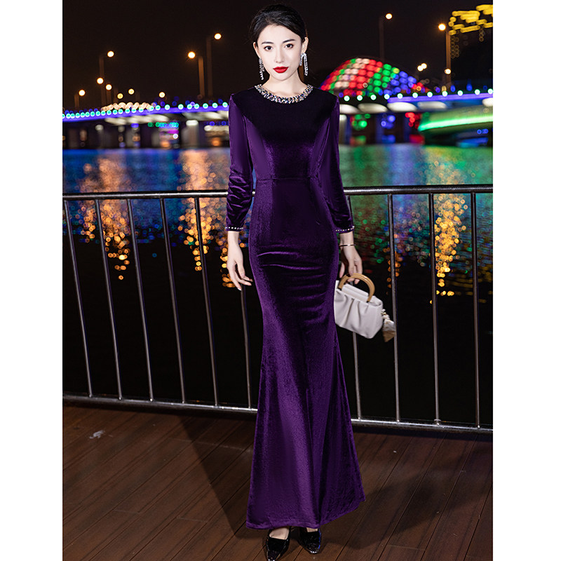 丝绒长袖妈妈装婚宴晚礼服女2023冬季新款喜婆婆高贵鱼尾主持人裙