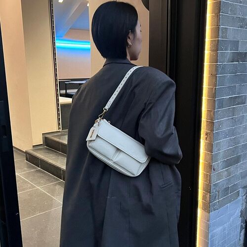 高级感小众设计腋下法棍包女2025新款时尚复古单肩斜挎包简约女包