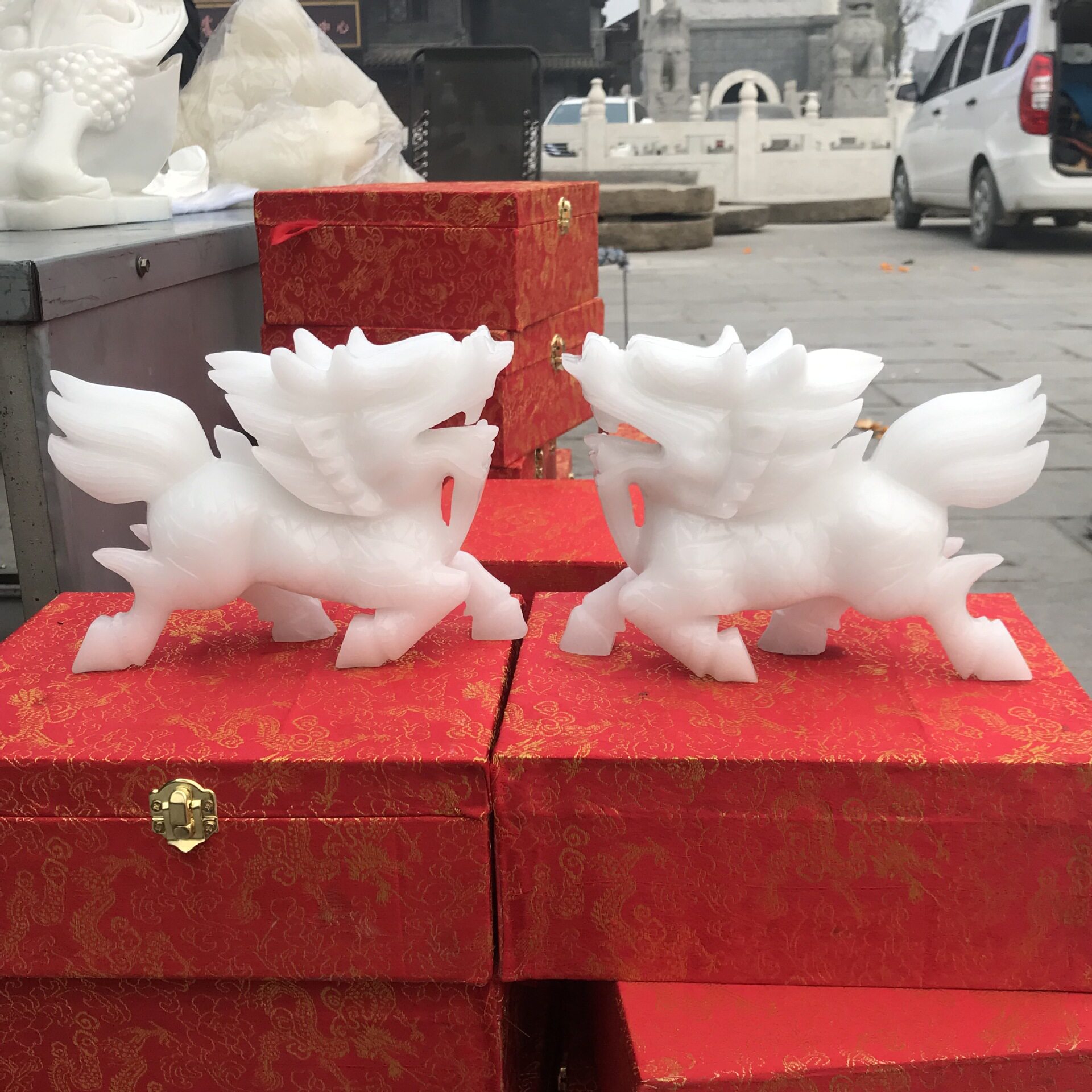 汉白玉白玉麒麟摆件手工雕刻阿富汗玉真玉麒麟家居摆件图片