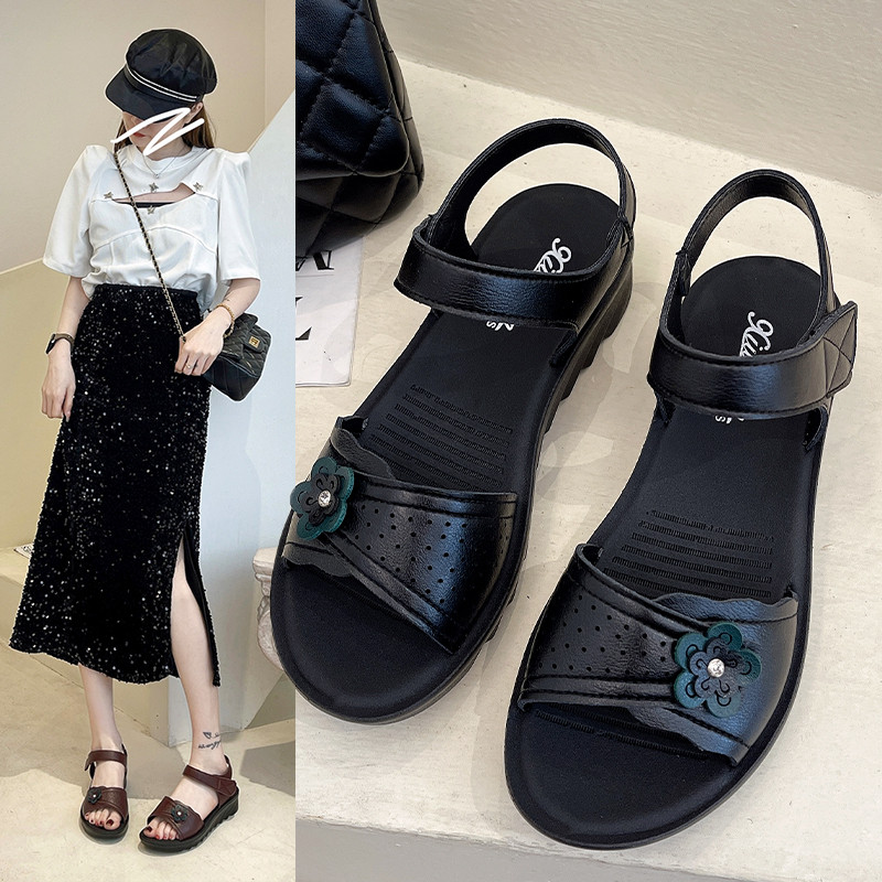 中年妈妈凉鞋2023年夏季新款中老年50岁软底女鞋老人奶奶平底鞋女
