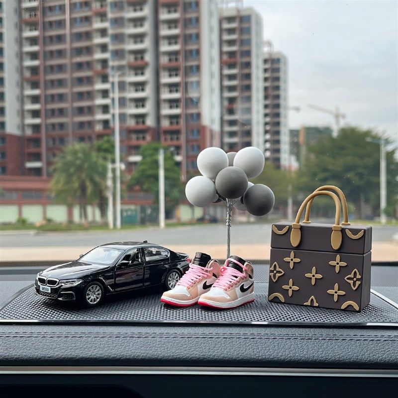 2022汽车中控专用车载车内饰品摆件创意男女网红创V意公仔车上装