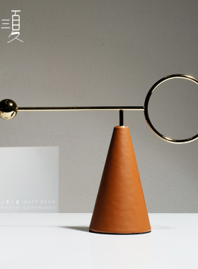 高级感皮b革橙平衡杆软装摆件简约客厅书房展架样板间装饰品