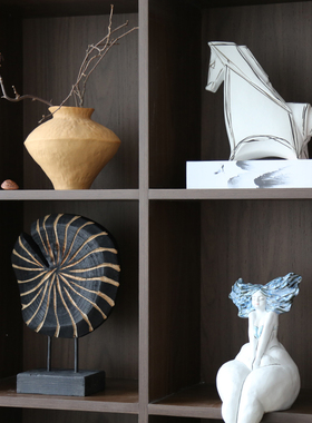 现代新中式侘寂i风陶瓷花瓶女人和马雕塑木头摆件酒店样板间装饰