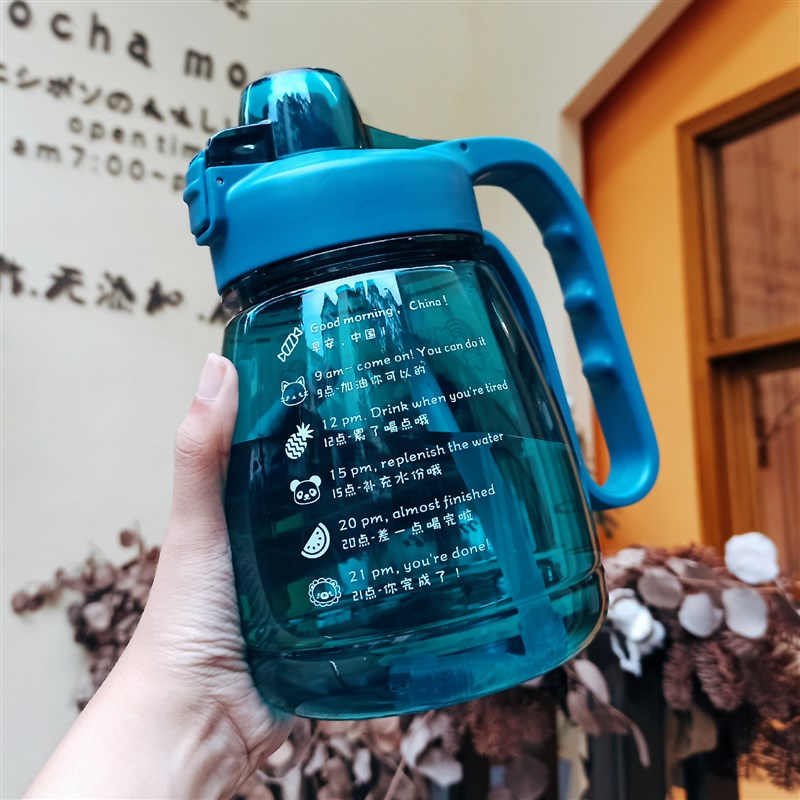 大容量吸管水杯男女手柄运动提醒喝z水耐高温水瓶网红1300ml大肚