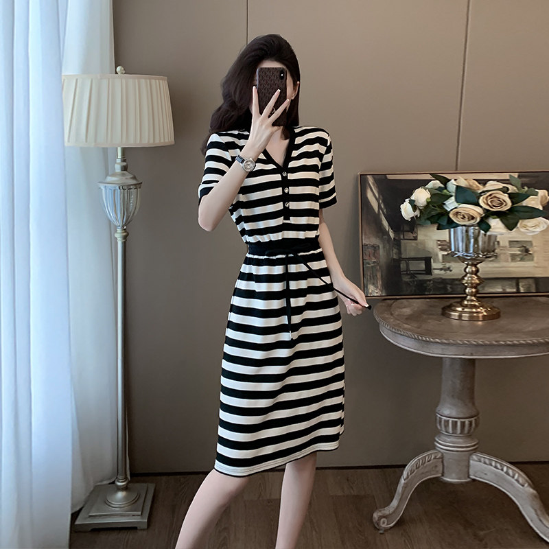 休闲条纹连衣裙女夏季新款高级感抽绳收腰V领显瘦洋气减龄T恤裙子