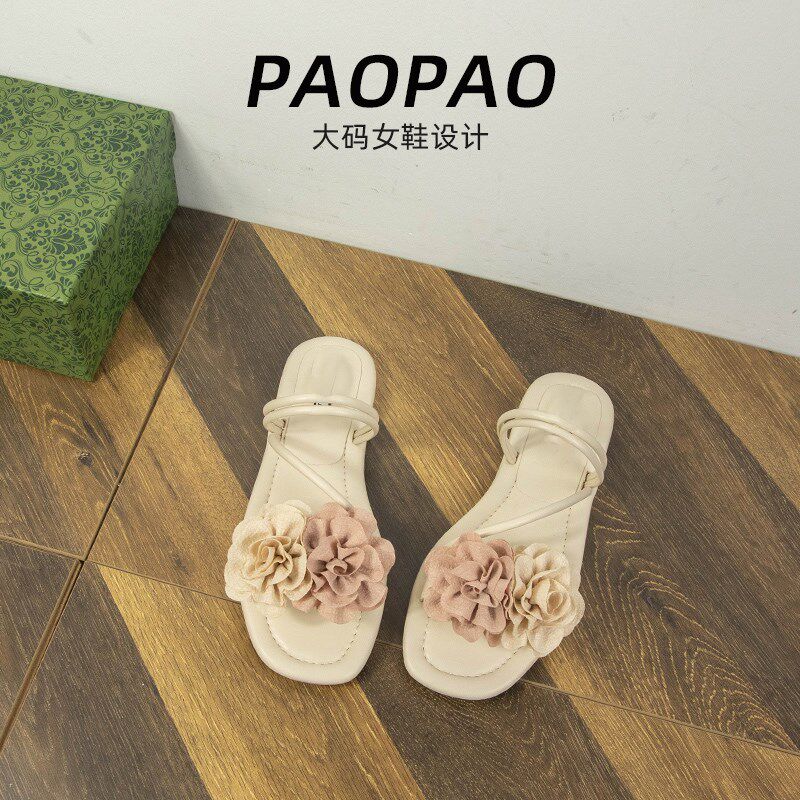 大码女鞋41到43宽脚胖平底凉鞋夏季新款花朵仙女风两穿拖鞋配裙子