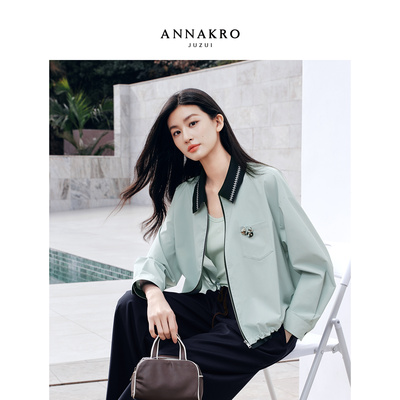 玖姿安娜蔻简约通勤老钱风带胸针翻领拉链外套女2026春季新款