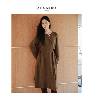 玖姿安娜蔻迪木尔风金属扣装饰开叉收腰针织连衣裙女2025冬季新款