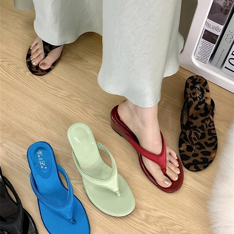 坡跟夹脚人字拖鞋女鞋子外穿2025夏季高跟气质红色配裙子凉拖凉鞋