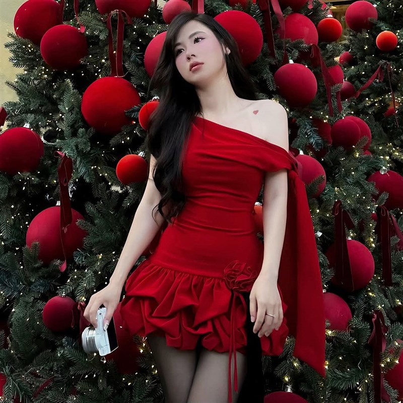 怪诞女孩 圣诞限定辣妹红色斜肩绑带连衣裙女 收腰花苞层叠蓬蓬裙