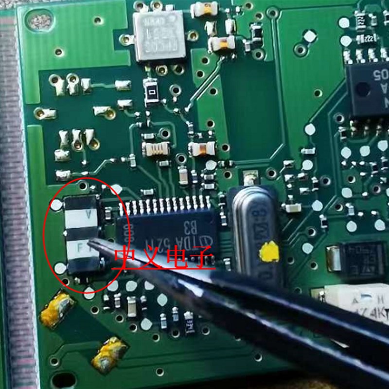 宝马E90 X3天线遥控距离近通病易损保险 TDA5211芯片旁边保险晶振