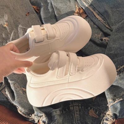 小白鞋女配阔腿裤的厚底鞋子