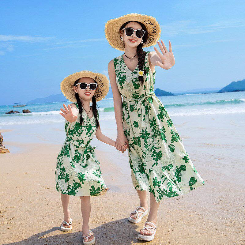 夏季亲子装2024新款三亚海边旅游套装度假家庭装母女连衣裙沙滩装