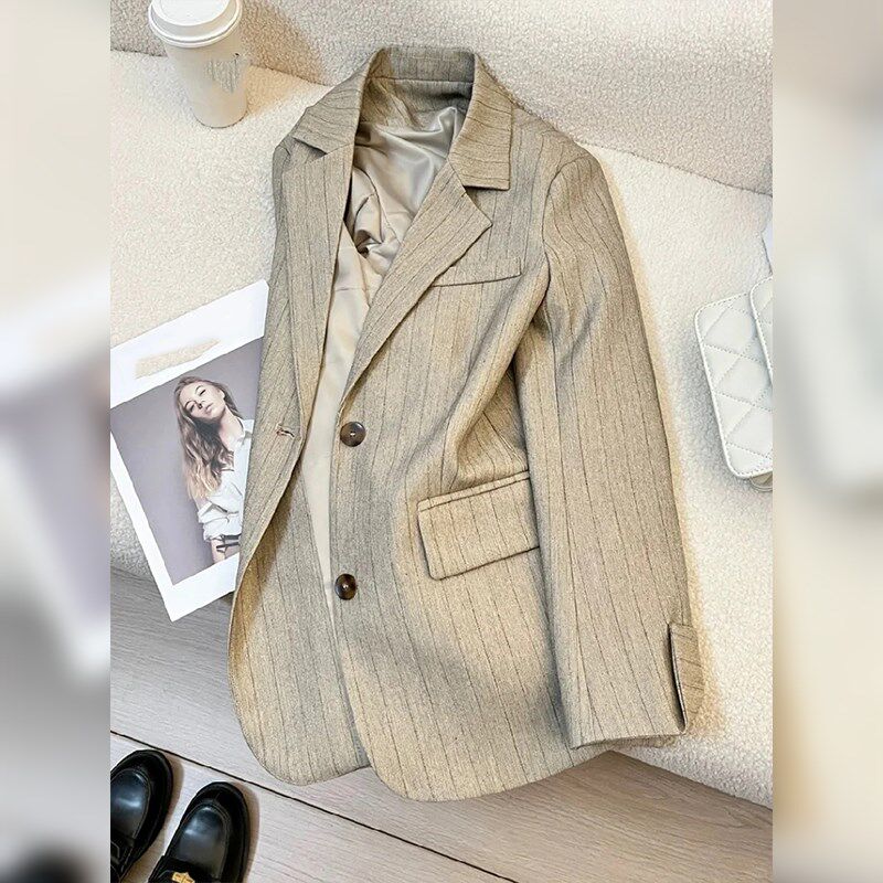 今年流行2024春秋新款浅卡其条纹西装外套女设计感小众休闲小西服