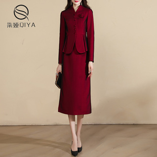 气质干练酒红色套装女春秋2023新款高级感小外套上衣半身裙两件套