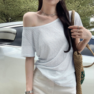夏日绝美韩式设计感蓝色条纹斜肩短袖T恤女夏独特漂亮露肩小上衣