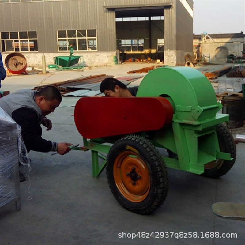 移动柴油四缸树枝木材粉碎机 木棒圆木破碎机机 杨木槐木头粉碎机