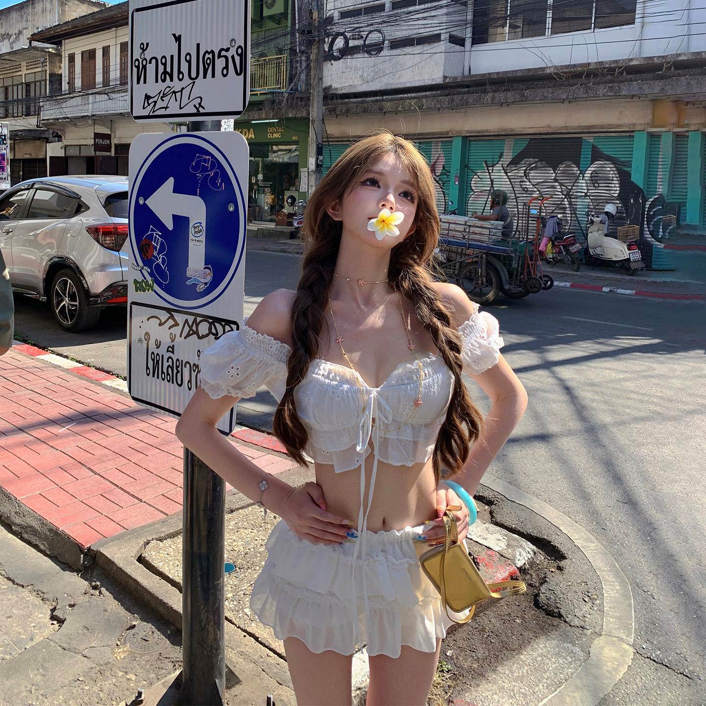 泰国旅游度假穿搭辣妹一字肩绣花白色短款上衣蛋糕短裙两件套女夏