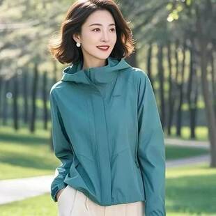2026春天超火气质休闲又又飒绿色连帽冲锋衣外套女高级感轻熟风