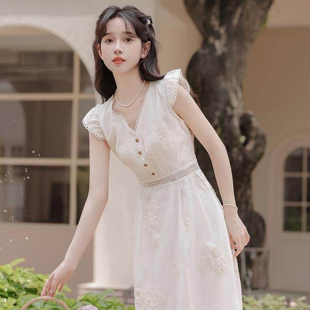 茶歇法式小飞袖碎花连衣裙子女夏季2026款气质收腰修身长裙仙女