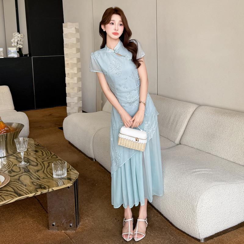 爆款新中式改良旗袍气质浅蓝色刺绣拼接假两件连衣裙女2026夏新款
