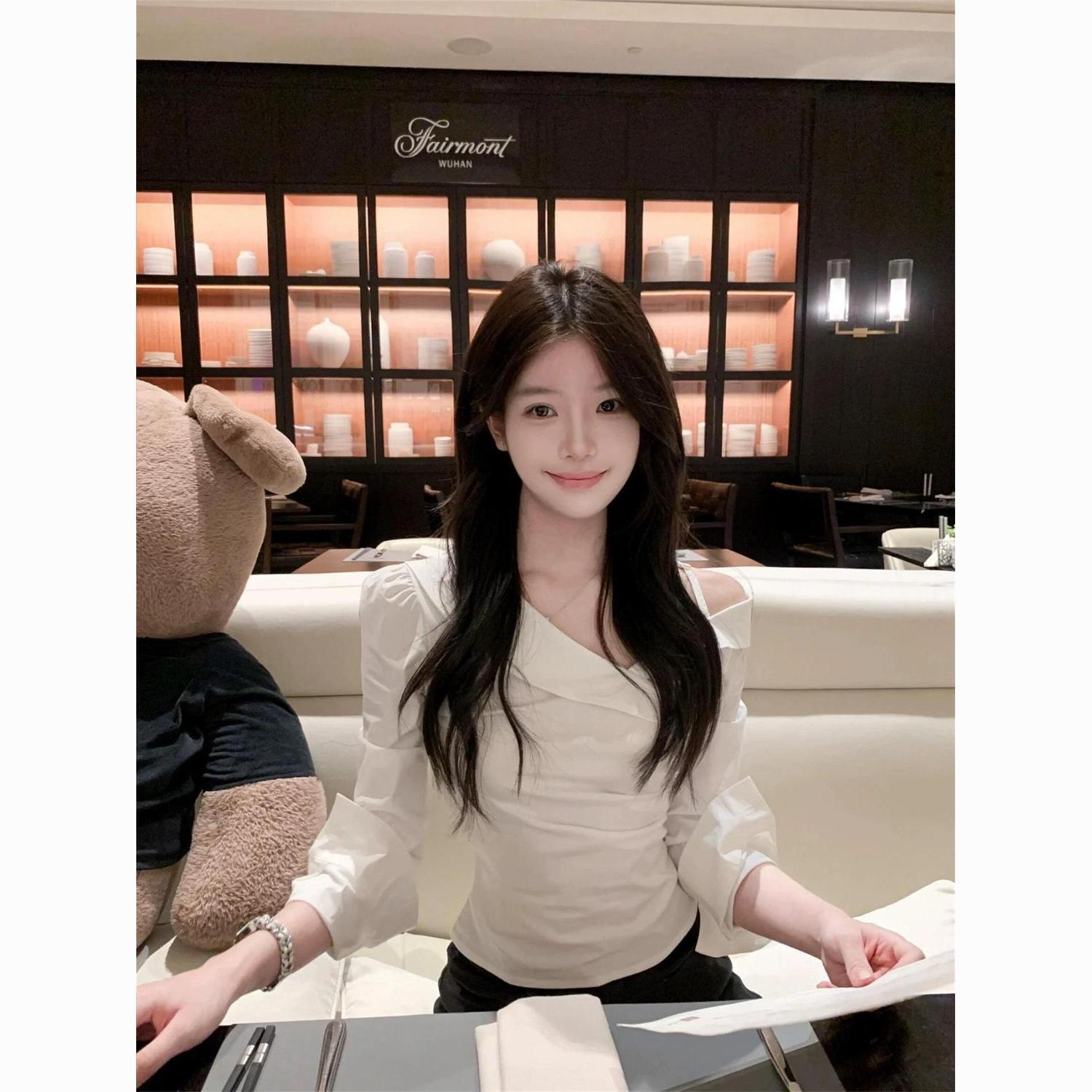 白色斜肩长袖衬衫女春夏法式高级设计感纯欲辣妹修身收腰露肩上衣