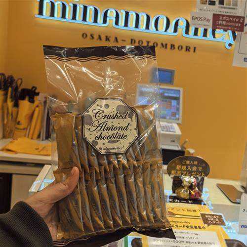 日本大阪Minamoalley Dotombori道顿堀牛奶杏仁夹心棒棒糖巧克力