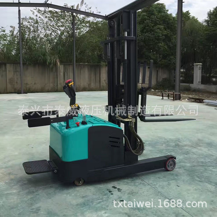 江苏前移式电动堆高车1.5吨装卸货