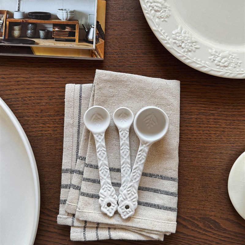 收集时光 超Q!陶瓷哑光白浮雕烘焙小量勺 可爱小勺子 陶瓷勺