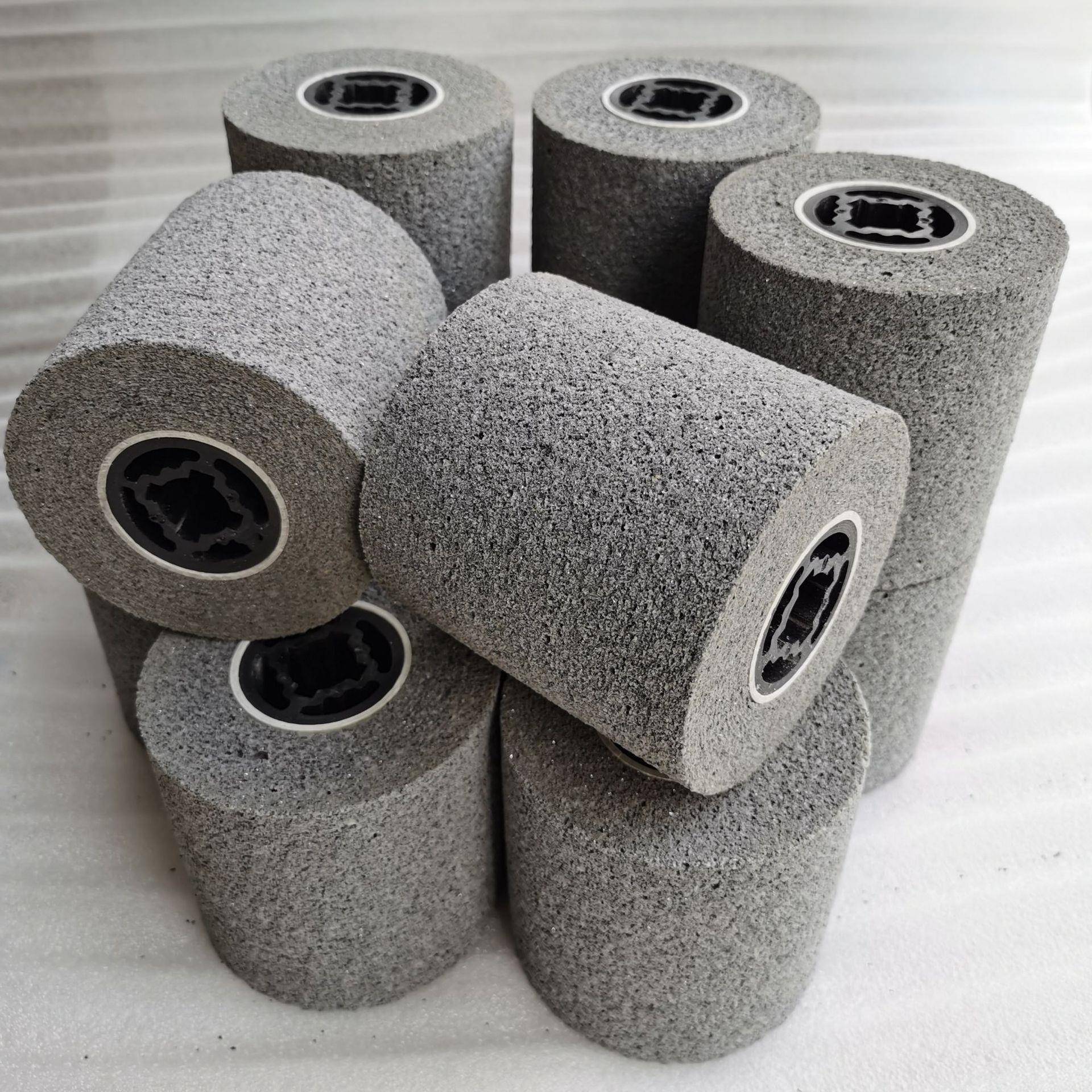 色黑金刚砂轮轮不锈钢橡胶金属943拉丝轮灰力抛光轮砂布弹轮磨头