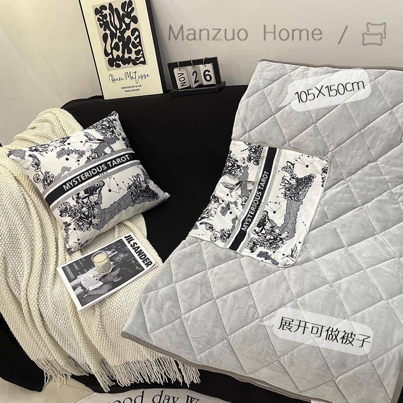 满座黑白复古客车载抱两用灰水绒抱枕被二合一厅枕晶FKD毯办公室