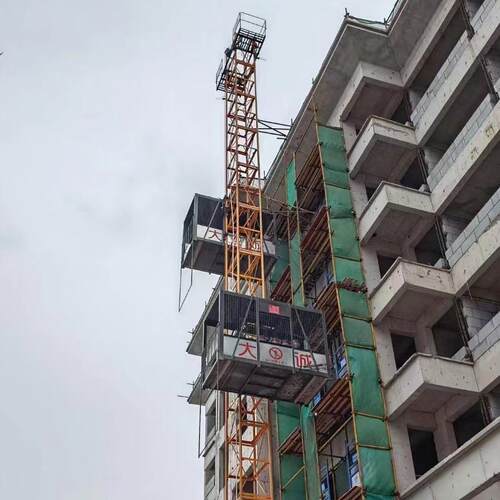 上厂直家供施货梯低层NAY房建工程楼层外挂料吊工笼钢丝绳施工货