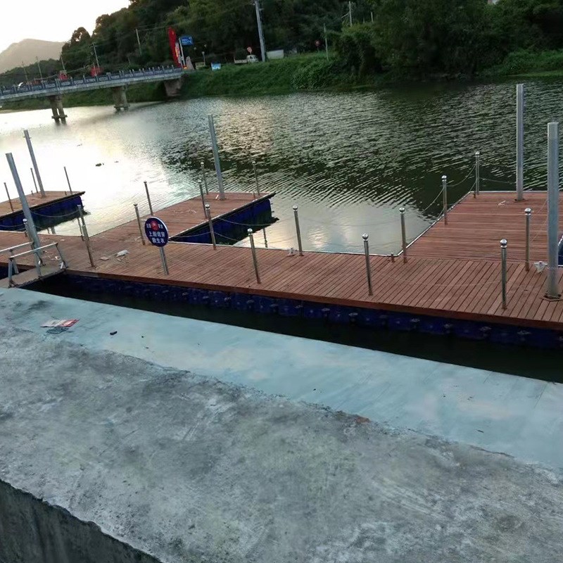供应塑料浮筒浮桥摩托艇停靠水上码头 拆卸方便水上平台游艺设施
