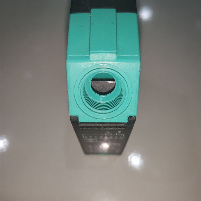 E2A-M12KN08-WP-C1三线直流接近开关 感应金属圆柱形接近开关