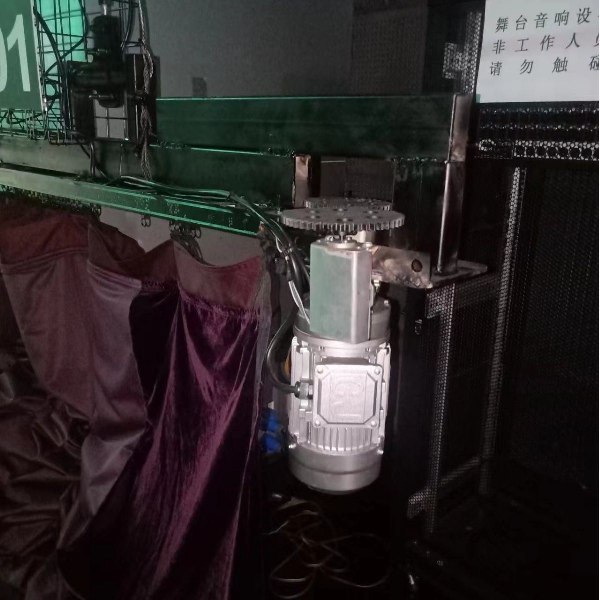 电动升降舞台阻燃吸音长城板