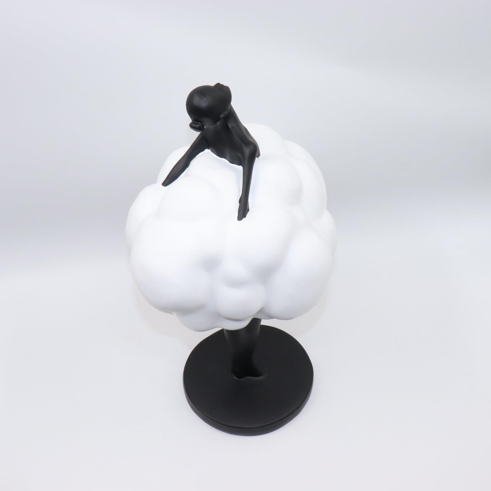 现代简云朵人物售树脂摆件客厅茶装几样板房楼部玄关创意软饰UOO