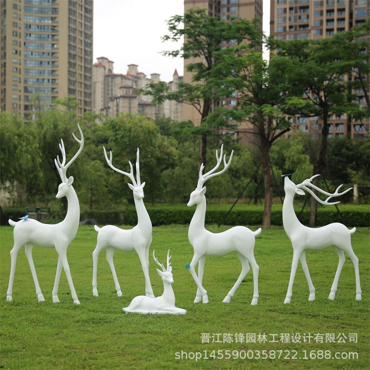 户外玻璃钢小鹿大型雕塑卡通室外假山凉亭景观落地公园树脂摆件
