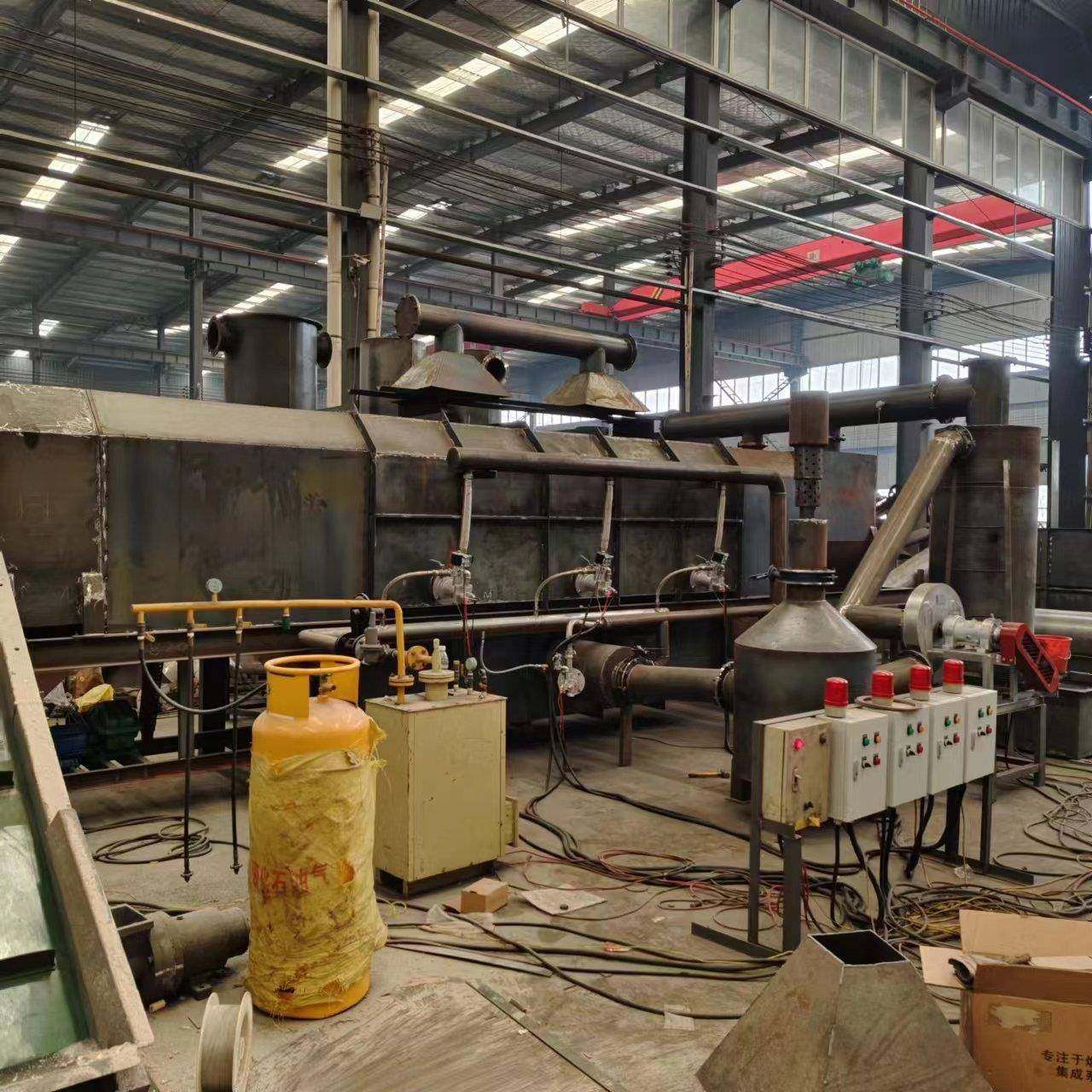 大锯炭化炉无烟环保型采用滚木筒末式设备能均匀碳化竹片巴沙木做