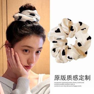 胡连馨同款缎面爱心大肠发圈高级感头绳发饰时尚百搭高级感头饰女