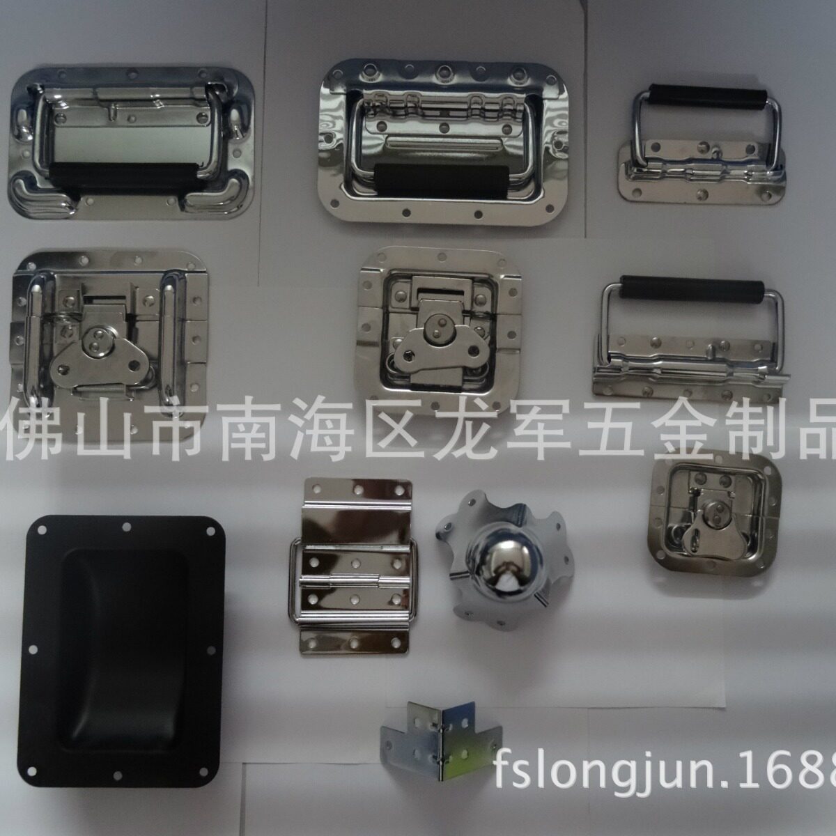航空箱五金配件 金属蝴蝶锁,8里中拉手。球型包角,12孔合页后扣