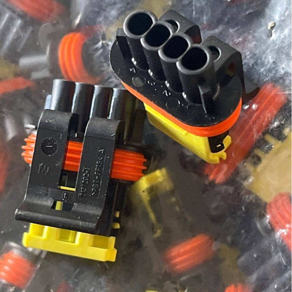 TE/泰科连接器2137204-1汽车线束连接器