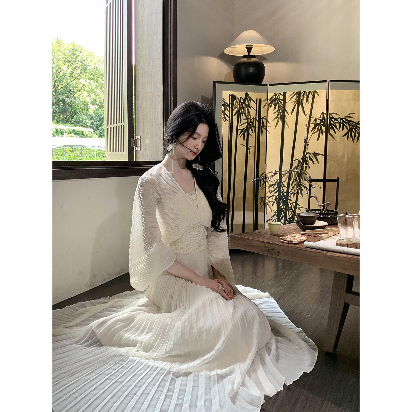 特别漂亮的连衣裙女法式温柔风清冷感重工宽松百褶蕾丝V领长裙子