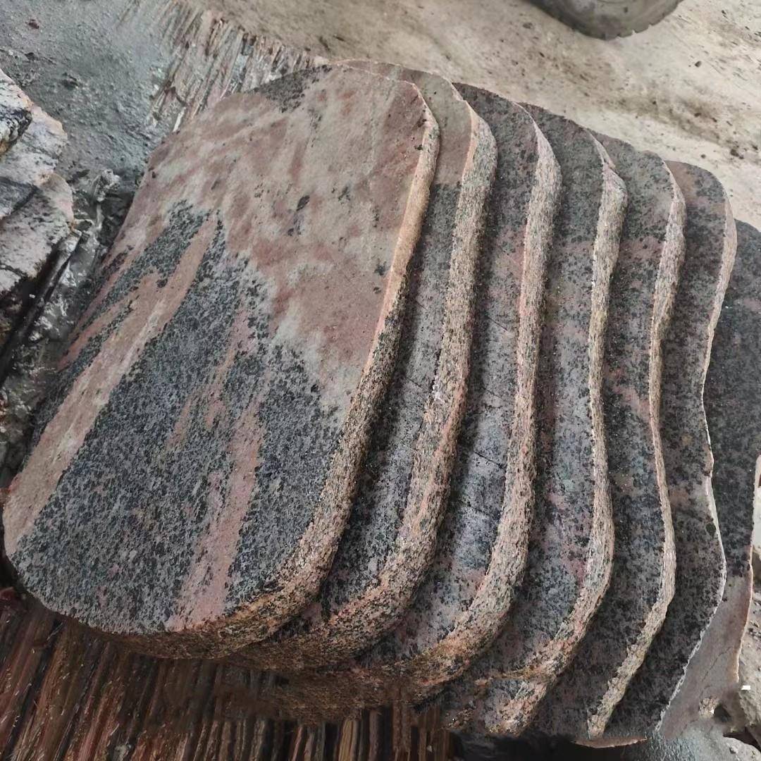 厂家货鹅卵XQI石切片区公园汀步脚踏石草景坪包垫脚片现贴片面石