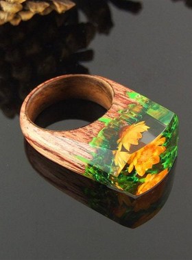 木环。戒指内的秘密世界。女士木戒指。木质树脂环。玻璃容器