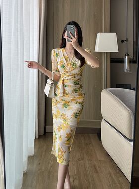 黄色印花连衣裙夏季新款气质大码网纱V领褶皱遮肚修身显瘦中长裙