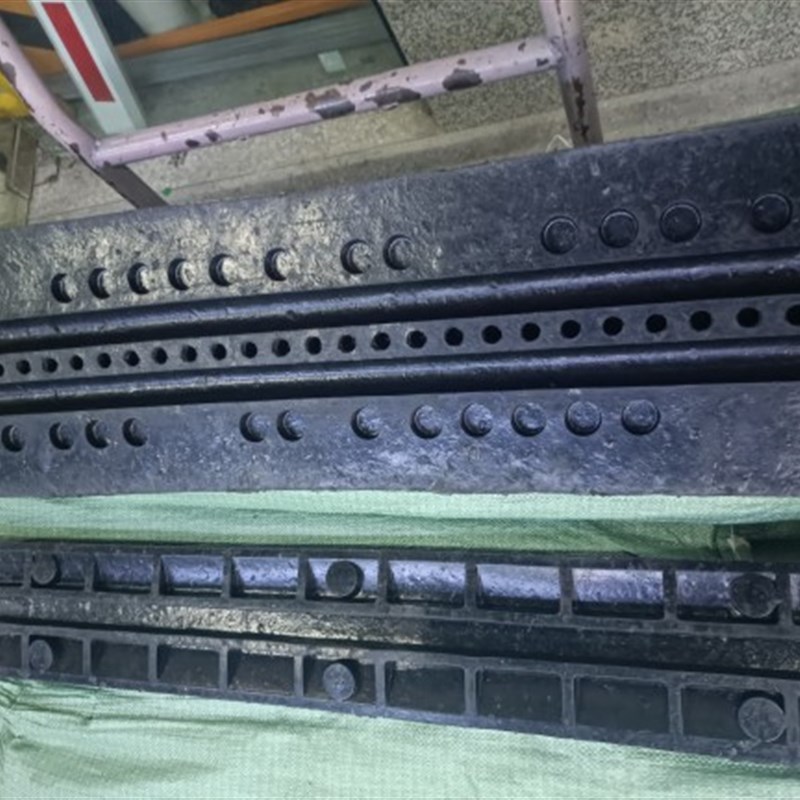 压线板单线槽橡胶减速带盖线板PVCF电缆护线槽板水管盖线板双线槽